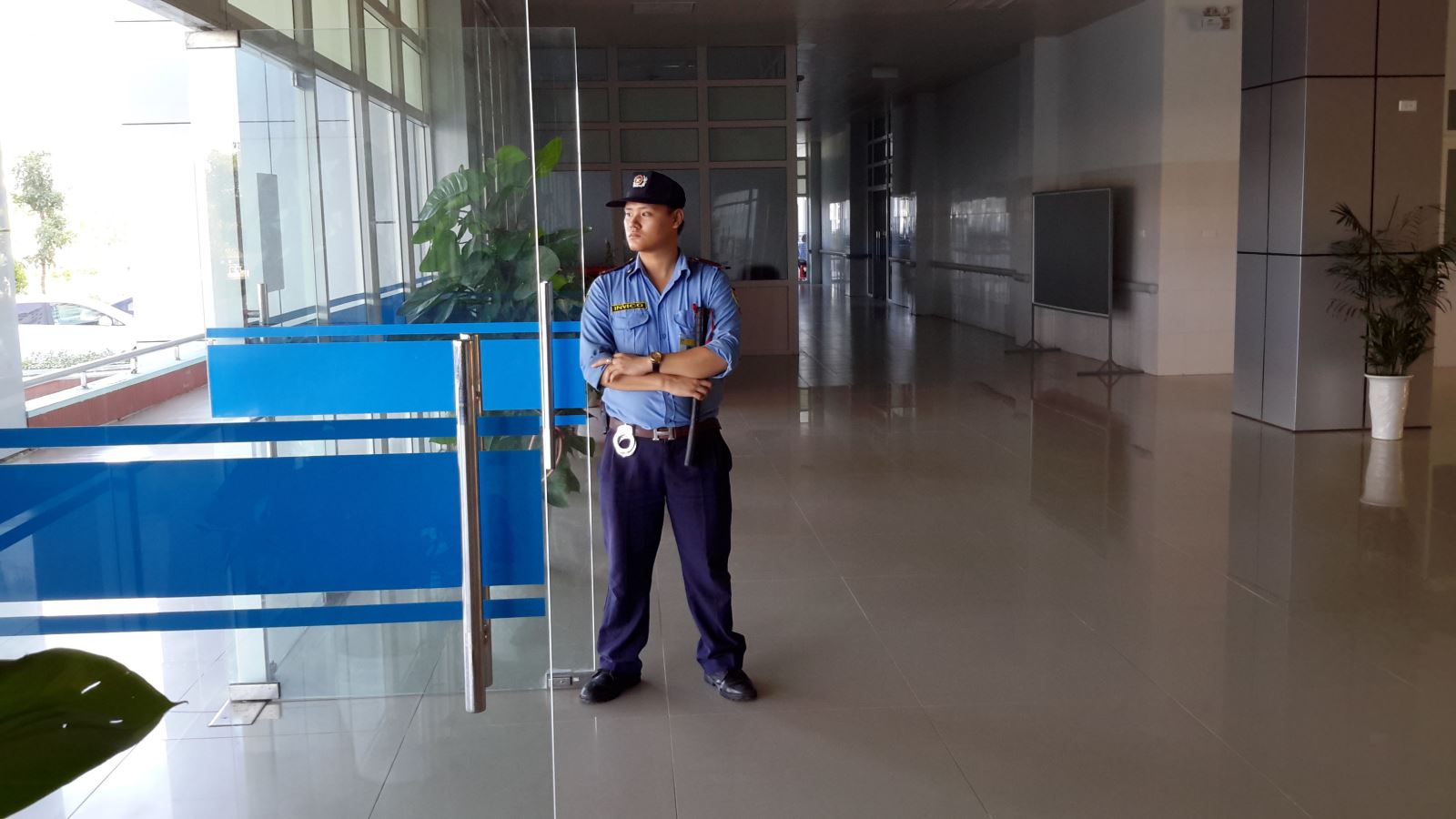 Nhân viên bảo vệ trực tiếp tại sảnh/ cửa ra vào tòa nhà